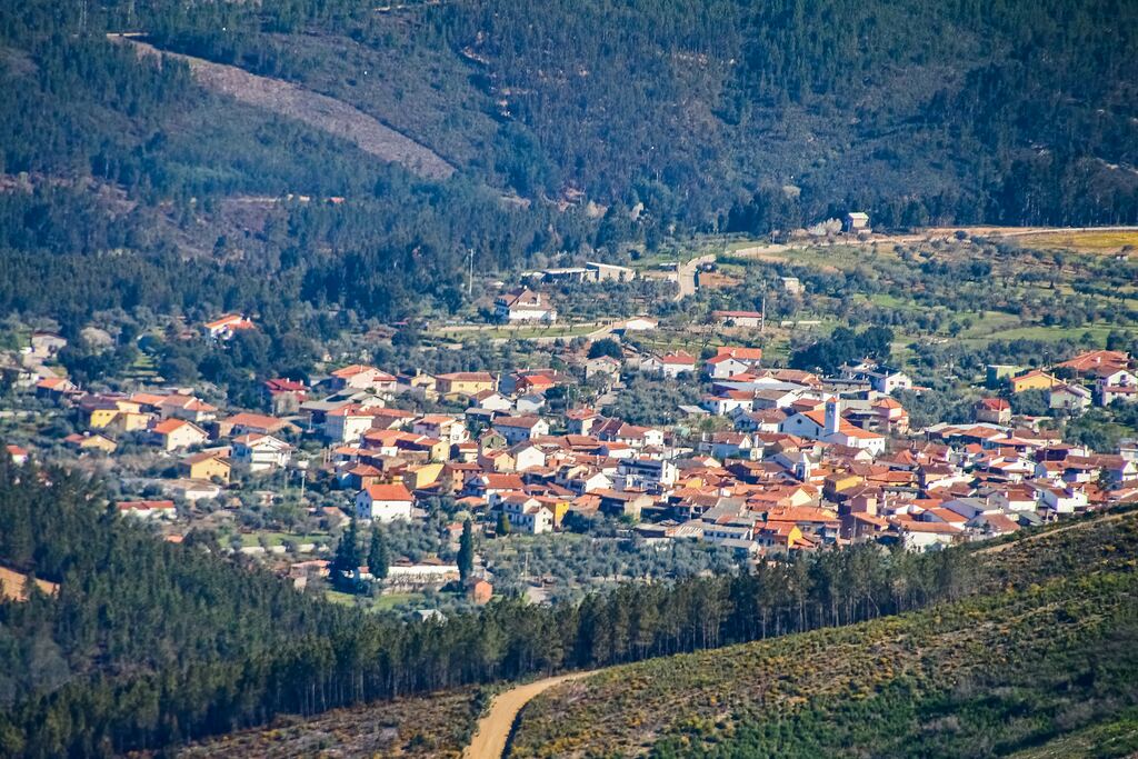 Janeiro de Cima vista da serra: telhados vermelhos entre olivais, pinhal e o vale do Zêzere.